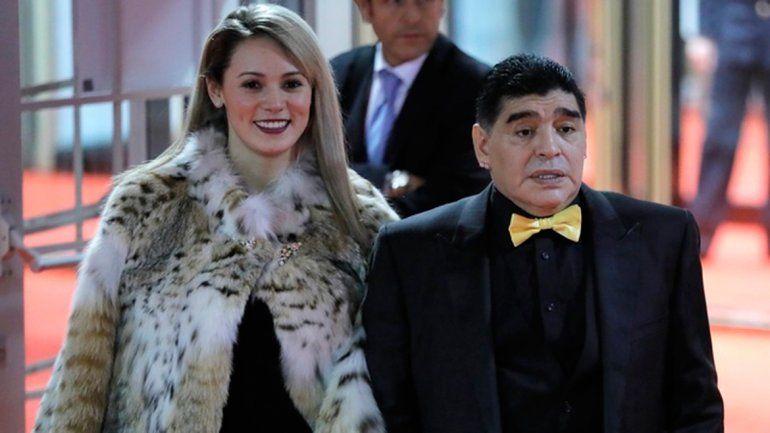 Rocío Oliva acompañó a Maradona al sorteo del Mundial y fue destrozada en las redes por lucir un tapado&nbsp;de piel. El Diez sorprendió con un moño amarillo.