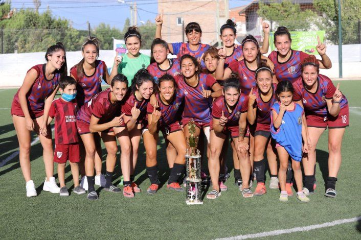 Las chicas de Conflu festejan el título.