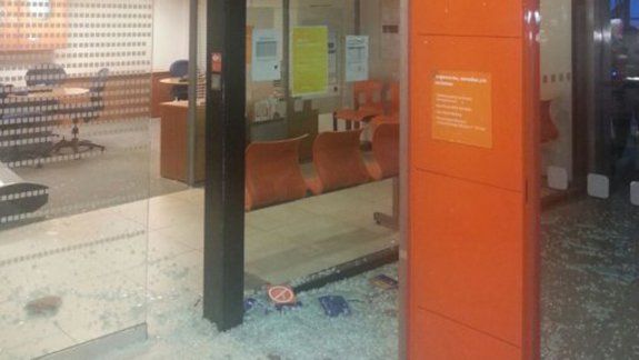 Destrozó un banco porque el cajero le comió la tarjeta
