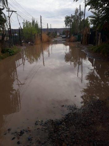 Calles inundadas en el Barrio Evita de Plottier.
