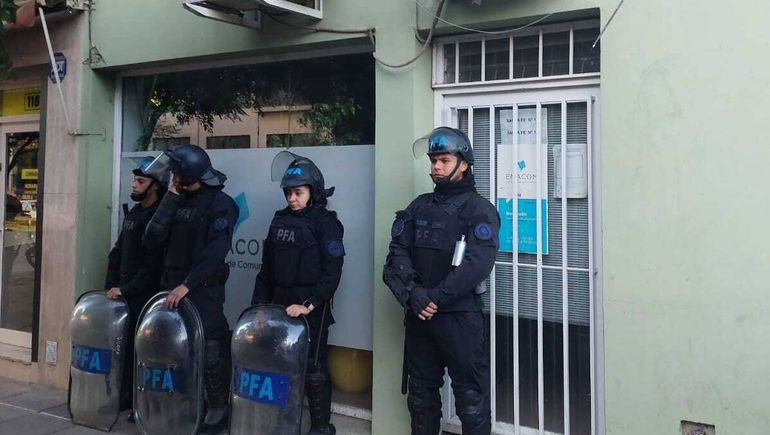 Se vio fuerte custodia afuera de las oficinas de ENACOM en Neuquén. Se vio fuerte custodia afuera de las oficinas de ENACOM en Neuquén.