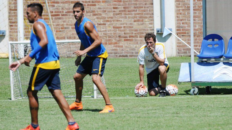 El Vasco observa el entrenamiento y analiza. Finalmente