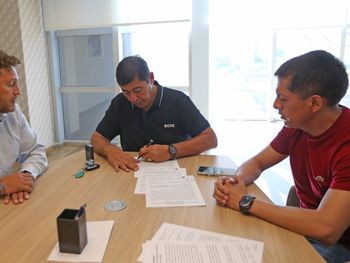 Ticiano Marcelo Bianconi, vicerrector de Universidad Blas Pascal, y Marcelo Rucci y Ernesto Inal, secretario general y secretario adjunto, respectivamente, del Sindicato de Petroleros Privados.