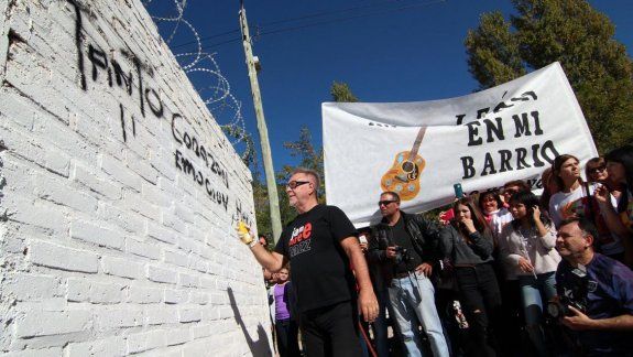 Los vecinos de las 99 Viviendas recibieron con alegría al músico.