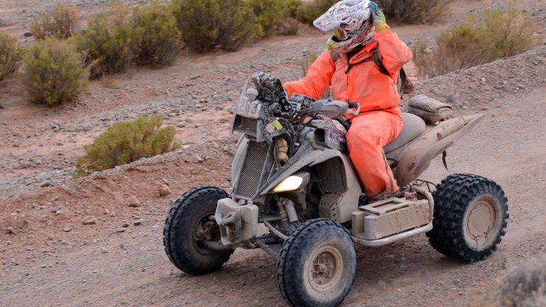 El piloto local perdió 17 minutos en el primer control y se retrasó. Reyna llegó 44ª en autos. En motos lidera cómodo el español Barreda Bort.&nbsp;