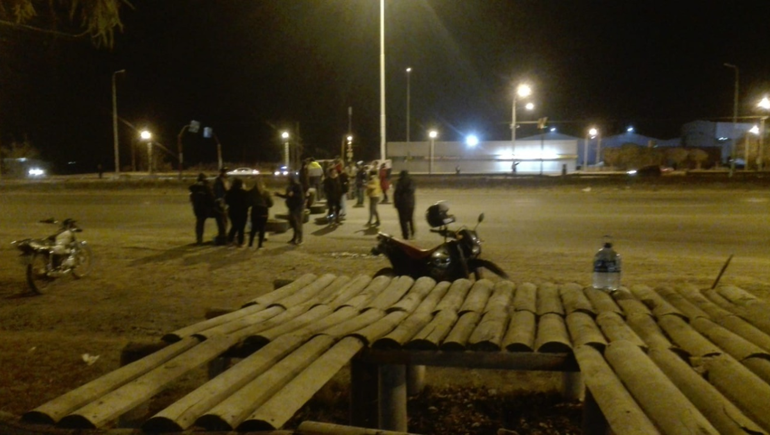 Vecinos de El Trébol cortaron la ruta 7 en reclamo de un transformador