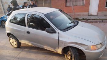 El auto que terminó chocando con otros en Centenario / Foto Prensa Policía