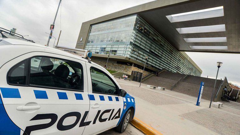 Lo acusaron por golpear a su pareja frente a su hija