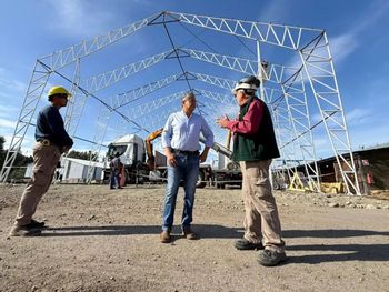 Rolando Figueroa visitó la Corporación Forestal Neuquina (Corfone) en Junín de los Andes.