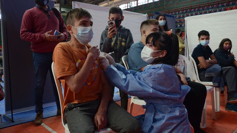 Llegan más dosis a Neuquén y sigue la vacunación a jóvenes: el cronograma
