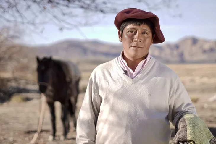 Hombre que cría, esquila, hila, tiñe y teje. Hombre que cría, esquila, hila, tiñe y teje.