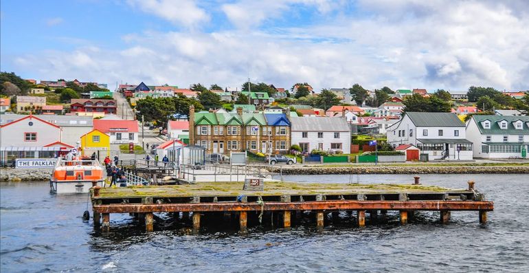 Distintos cruceros ofrecen viajes que combinan excursiones a la Antártida con una parada en Puerto Argentino, que en los últimos veranos recibió por ese medio a miles de visitantes nacionales. Distintos cruceros ofrecen viajes que combinan excursiones a la Antártida con una parada en Puerto Argentino, que en los últimos veranos recibió por ese medio a miles de visitantes nacionales. 