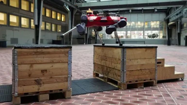 Un robot hace parkour Un robot hace parkour