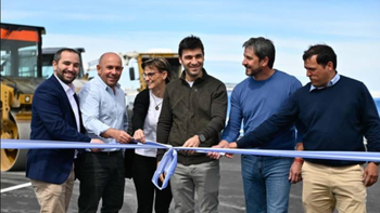 El gobernador Ignacio Torres (centro) en la inauguración de este martes, en el acceso a Puerto Madryn de la ruta 3. El gobernador Ignacio Torres (centro) en la inauguración de este martes, en el acceso a Puerto Madryn de la ruta 3.
