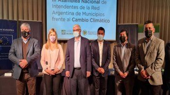 Intendenta de Plottier, Gloria Ruiz, junto a otros intendentes de Neuquén