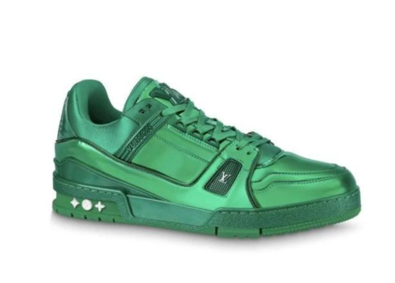 Las zapatillas verde metalizadas que usa la actriz son de la colección de hombre de la marca Louis Vuitton. Las zapatillas verde metalizadas que usa la actriz son de la colección de hombre de la marca Louis Vuitton.