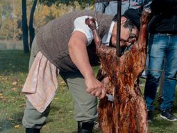 El concurso reúne asadores de todo el país en torno a la carne del jabalí patagónico. El concurso reúne asadores de todo el país en torno a la carne del jabalí patagónico.