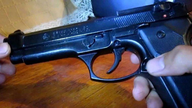 Policía limpiaba su arma y baleó a un compañero