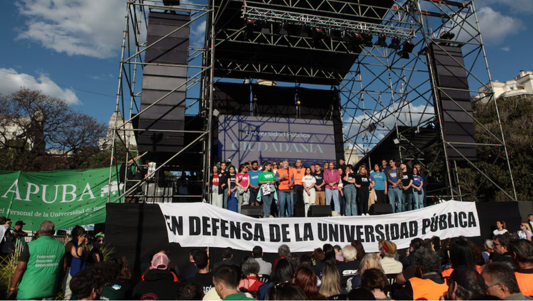 El Gobierno anunció un aumento salarial para docentes y no docentes universitarios.