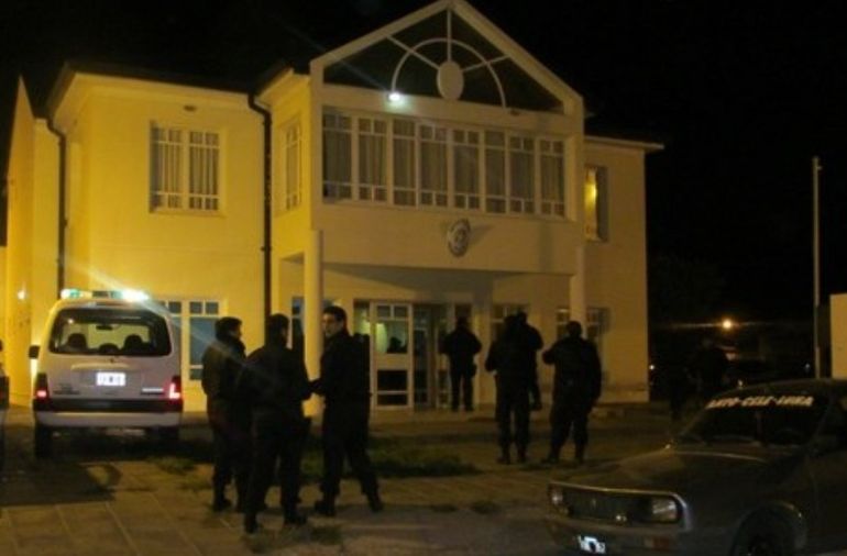 Policías de la Comisaría Quinta de Río Gallegos, en Santa Cruz, debieron forzar la puerta del departamento para poder entrar. Policías de la Comisaría Quinta de Río Gallegos, en Santa Cruz, debieron forzar la puerta del departamento para poder entrar. 