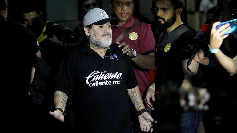 Diego Maradona llegó al país, fue demorado y mandó un mensaje político