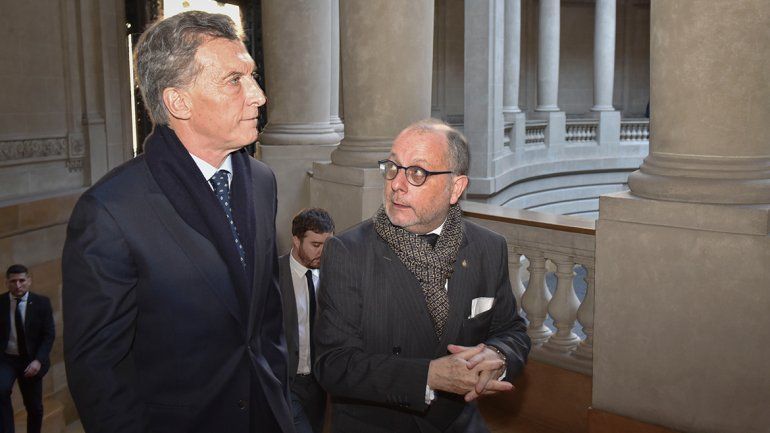 Macri recibió un pañuelo verde en medio de un acto en Cancillería