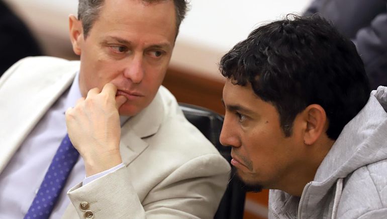 El defensor oficial Juan Pablo Piombo junto a Marcos Osuna. Pidió su absolución de la asociación, porque no tenía voz de mando de jefe, y respondía a órdenes de superiores. Solo reconoció haber participado de algunas extracciones. El defensor oficial Juan Pablo Piombo junto a Marcos Osuna. Pidió su absolución de la asociación, porque no tenía voz de mando de jefe, y respondía a órdenes de superiores. Solo reconoció haber participado de algunas extracciones.