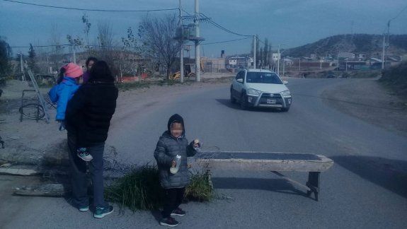 Vecinos de Yupanqui cortaron la calle reclamando una obra cloacal