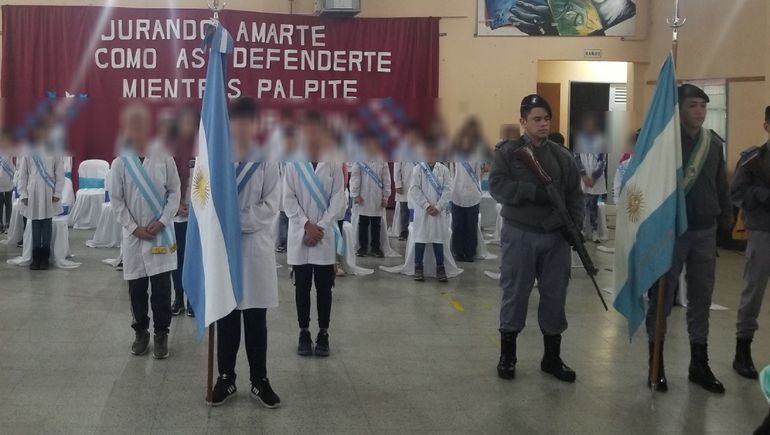 El contraste entre la presencia de los niños y las armas de fuego es impactante. El contraste entre la presencia de los niños y las armas de fuego es impactante.