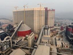 Actualmente la empresa cuenta con dos edificios y la capacidad ya alcanzó los 800.000 metros cuadrados. Actualmente la empresa cuenta con dos edificios y la capacidad ya alcanzó los 800.000 metros cuadrados.