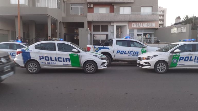 El centro de Cipolletti es testigo de un fuerte operativo policial en un edificio de calle Brentana. Foto: LMCipolletti.