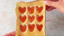 Tostada viral con corazón de mermelada: cómo hacer esta idea simple para un desayuno buena onda Tostada viral con corazón de mermelada: cómo hacer esta idea simple para un desayuno buena onda