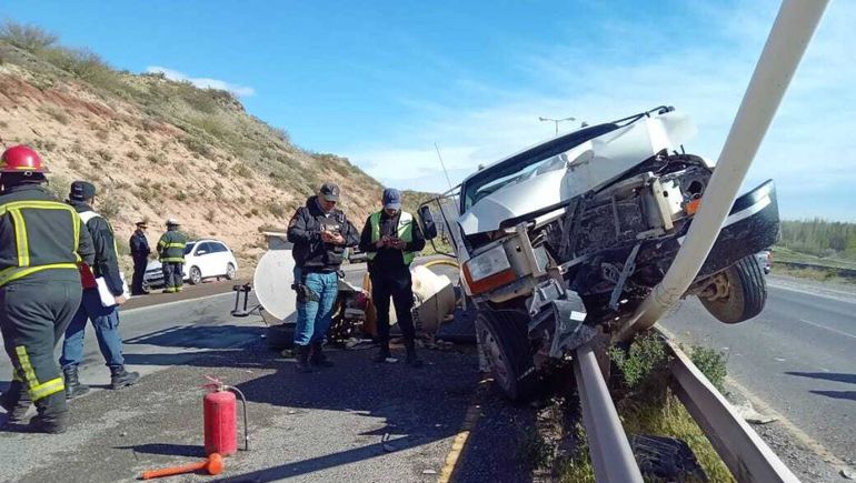 Demora en ruta 7 por un fuerte choque entre un camión y una camioneta