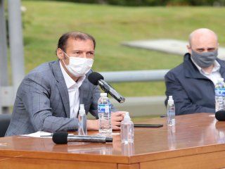 El gobernador Omar Gutiérrez junto al Jefe de Gabinete, Sebastión González, durante la rueda de prensa donde dieron a conocer datos del sector petrolero. 