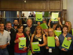 Junto al intendente Carlos Koopmann y a funcionarios provinciales, se entregaron 26 escrituras. Junto al intendente Carlos Koopmann y a funcionarios provinciales, se entregaron 26 escrituras.