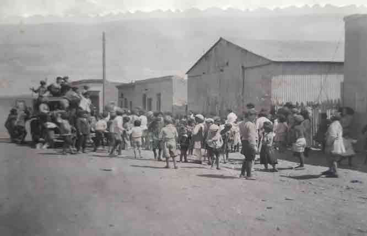 El pueblo se llamaba Huahuel Niyeo, término mapuche en mapuzungun que significa “Donde hubo una garganta El pueblo se llamaba Huahuel Niyeo, término mapuche en mapuzungun que significa “Donde hubo una garganta