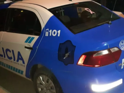 La policía de Caleta Olivia llegó a la casa de la calle Los Antiguos apenas pasadas las 3 de la mañana, tras el llamado de la hermana del presutno agresor. La policía de Caleta Olivia llegó a la casa de la calle Los Antiguos apenas pasadas las 3 de la mañana, tras el llamado de la hermana del presutno agresor.