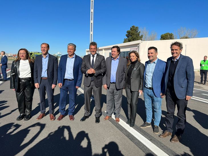La plana política regional, junto al candidato a presidente del oficialismo, Sergio Massa, tras su arribo a Neuquén. La plana política regional, junto al candidato a presidente del oficialismo, Sergio Massa, tras su arribo a Neuquén.