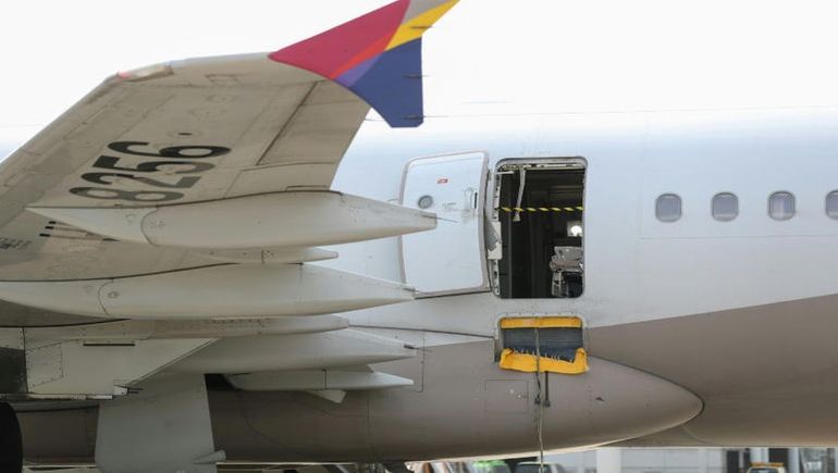 Locura: pasajero abrió la puerta de emergencia en un avión