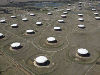 Foto de archivo. Tanques de almacenamiento de petróleo en esta vista aérea del centro de distribución de Cushing en Oklahoma, EEUU. 24 de marzo de 2016. REUTERS/Nick Oxford