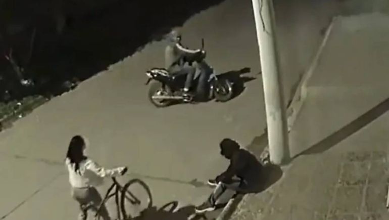 La víctima, sentada en el cordón de la vereda, pidió ayuda a una mujer que pasaba en bicicleta y un hombre en moto. La víctima, sentada en el cordón de la vereda, pidió ayuda a una mujer que pasaba en bicicleta y un hombre en moto.