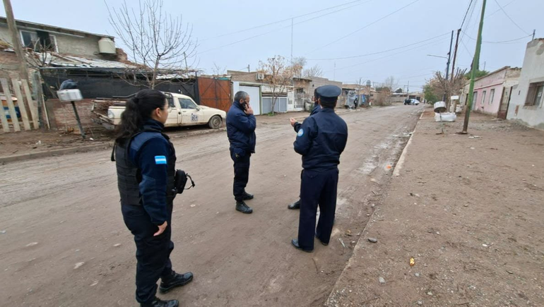 Autoridades policiales trabajaron en el barrio donde se produjeron los violentos incidentes. 