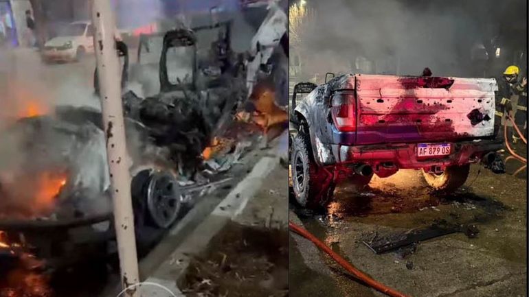 La camioneta quedó totalmente destruida por el fuego. Ocurrió en pleno centro de Roca y hay sospecha que fue incendiada. 