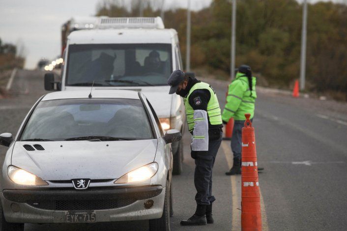 Furia en el Tercer Puente: lo detuvieron y casi atropella a dos efectivos