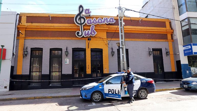 La joven ya fallecida había sido trasladada al hospital Castro Rendón desde el boliche La Casona. La joven ya fallecida había sido trasladada al hospital Castro Rendón desde el boliche La Casona.