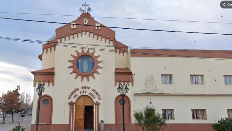 La iglesia sufrió daños en sus vitrinas.