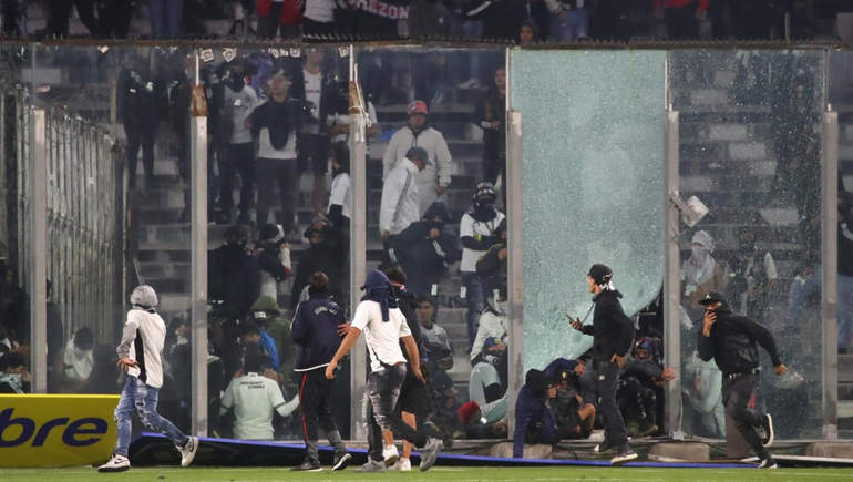 Dos hinchas de Colo Colo fallecieron en una estampida de gente.