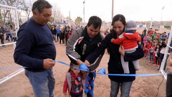 El simbólico corte de cinta para dejar inaugurado el reconocimiento. Silva, presidente del club; Gabriel, hermano de Mario, y Maru, su esposa, junto a los dos hijos del crack.&nbsp;