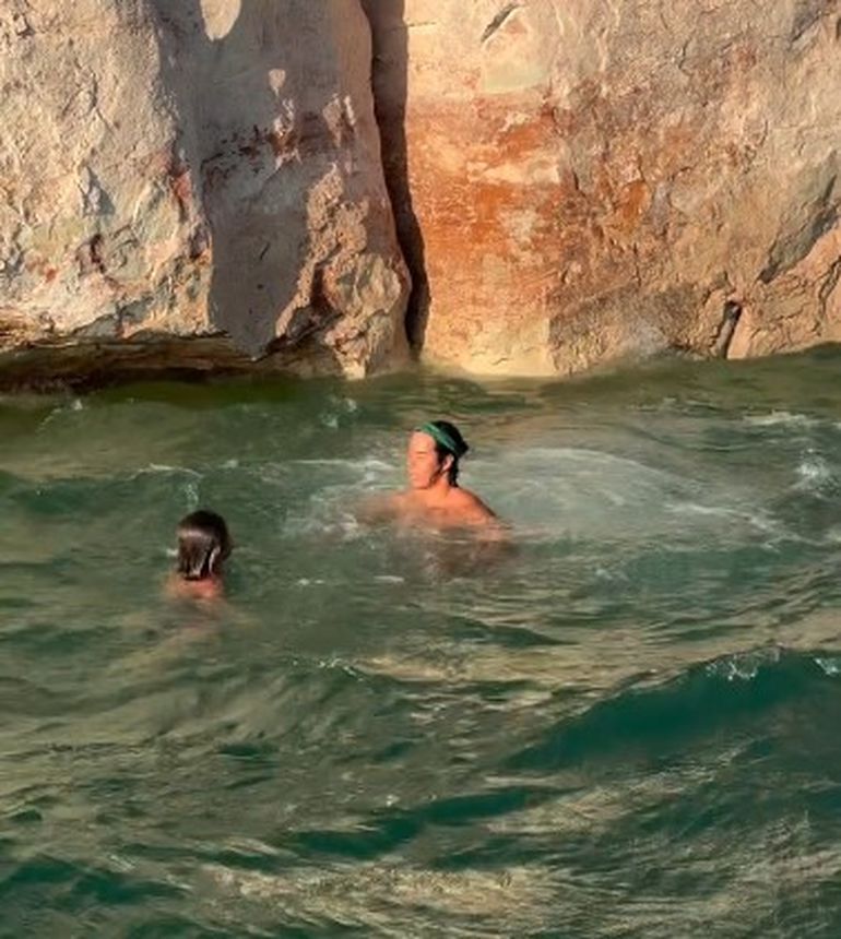 El influencer también se tiró al agua, segundos después de arrojar a su hijo por el acantilado. El influencer también se tiró al agua, segundos después de arrojar a su hijo por el acantilado.