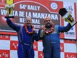 Mauro y Matías en lo más alto del podio en el autódromo de Roca, donde se hizo la premiación. Fotos: gentileza Verónica Troncoso